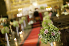Belle decoration de mariage de fleur dans une eglise 41249090