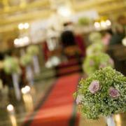 Belle decoration de mariage de fleur dans une eglise 41249090